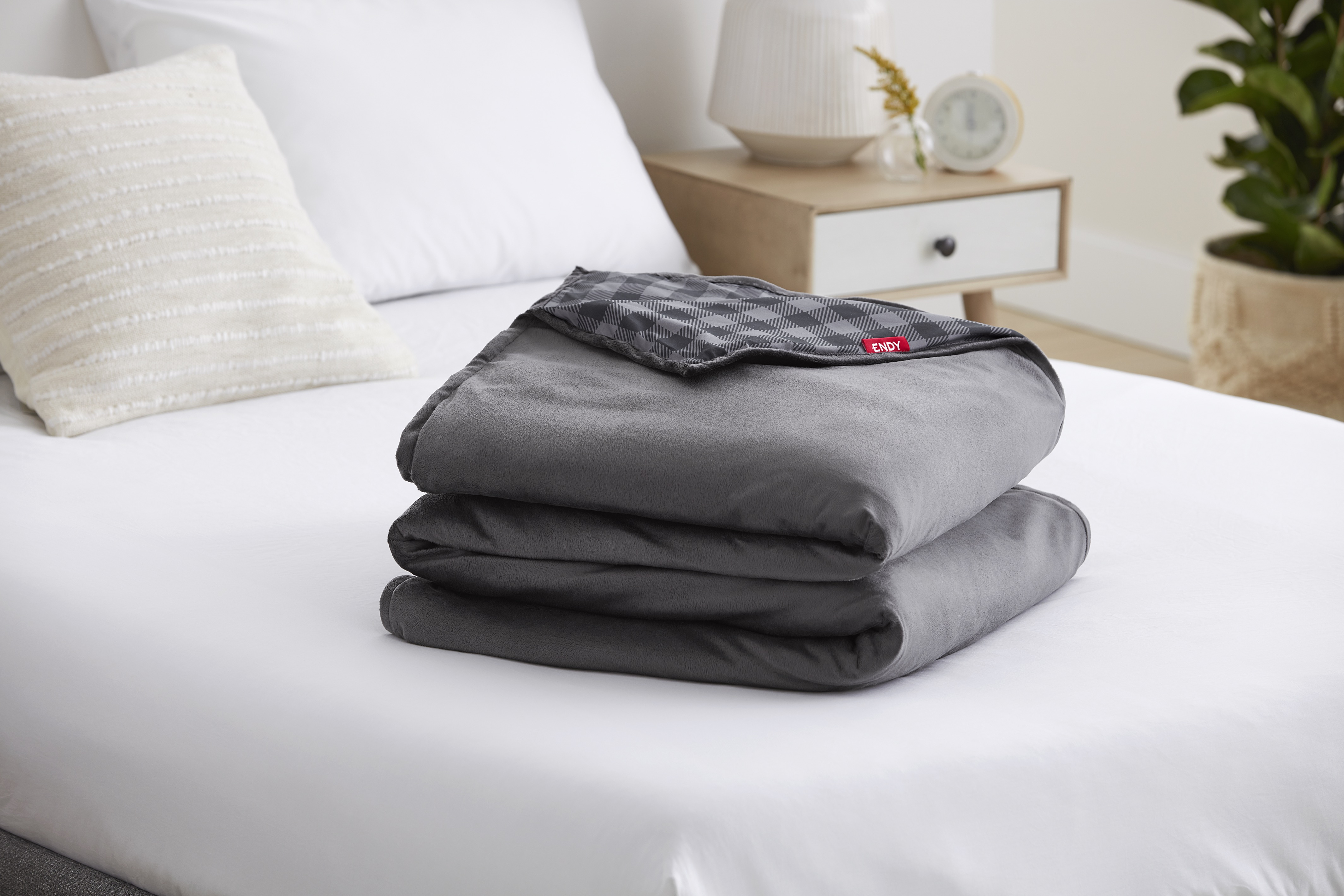 endy-weighted-blanket-on-white-duvet-bedroom.jpg